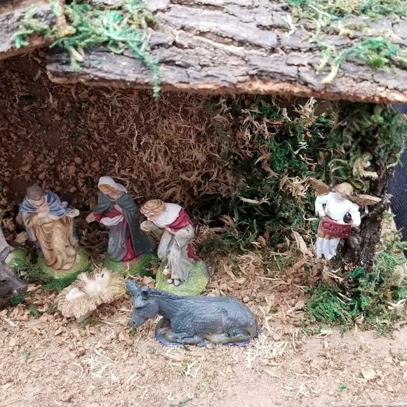 Vintage Christmas Nativity Scene Creche Wooden Stable Tree Angel Kings Animals - Picture 2 of 7